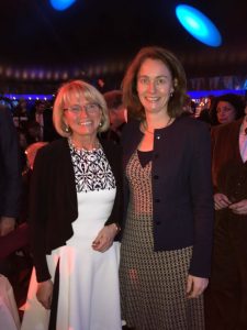 Angelika Jekic mit Sozialministerin Katharina Barley