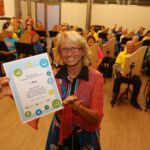 Das Inklusionsorchester der Sing- und Musikschule Mozartstadt Augsburg belegte den ersten Platz beim Wettbewerb "Inklusion braucht Bildung" . im Bild: Angelika Jekic mit Urkunde. Bild: Michael Hochgemuth