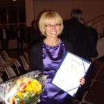 Angelika Jekic mit dem Preis der Miriam Stiftung