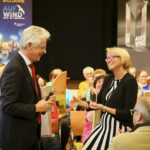 Die Orchesterleiterin Angelika Jekic nimmt die Preisverleihung der Stiftung AUFWIND der Stadtsaprkasse Augsburg entgegen Die Bunten Angelika Jekic