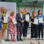 Gruppenfoto aller Preisträgerinitiativen mit dem Bundeskanzler