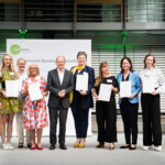 Bundeskanzler Olaf Scholz (5.v.l.) mit den Preisträgerinnen und Preisträgern des Wettbewerbs startsocial im Allianz-Forum.